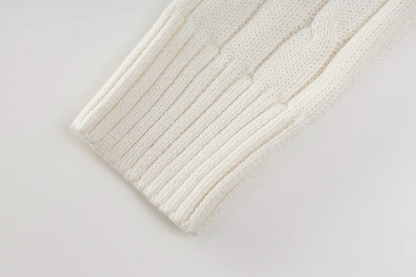 P210 #R90 RALPH LAUREN Thirteen colors of Ralph Lauren classic small label embroidery V-neck pullover cable cardigan sweater women's top, high-density LOGO embroidery on the chest, original customization of tag accessories. Made of pure cotton yarn, pure cotton is skin-friendly and comfortable, small label war horse embroidered twist button V-neck sweater🐎High quality, follow the blogger to learn how to wear it! Let’s buy a Ralph Lauren cable sweater. It’s a super hard-to-find series after it became popular. It’s hard to find one on the official website. It’s simple and practical to wear, with a lazy and loose feel. The thickened fabric has more texture, feels soft and delicate, and has a loose fit. Whether worn alone or layered, you can wear different styles of fashion with just one piece!   Size： Sleeve length: 60/61/62/63